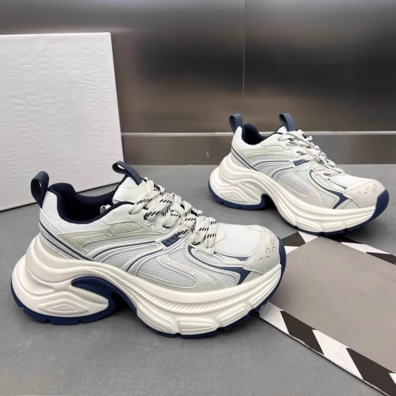 Ženske tenisice tipu dad shoes, gornji dio od kože tele i tekstila, gumeni potplat, 6–8 cm visoka peta, prednje vezanje, mrežasta podstava