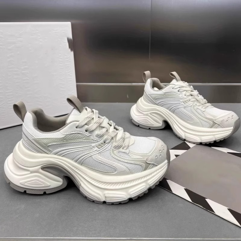 Ženske tenisice tipu dad shoes, gornji dio od kože tele i tekstila, gumeni potplat, 6–8 cm visoka peta, prednje vezanje, mrežasta podstava