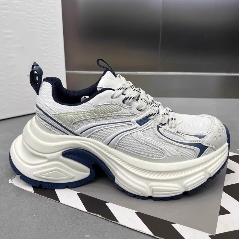 Ženske tenisice tipu dad shoes, gornji dio od kože tele i tekstila, gumeni potplat, 6–8 cm visoka peta, prednje vezanje, mrežasta podstava