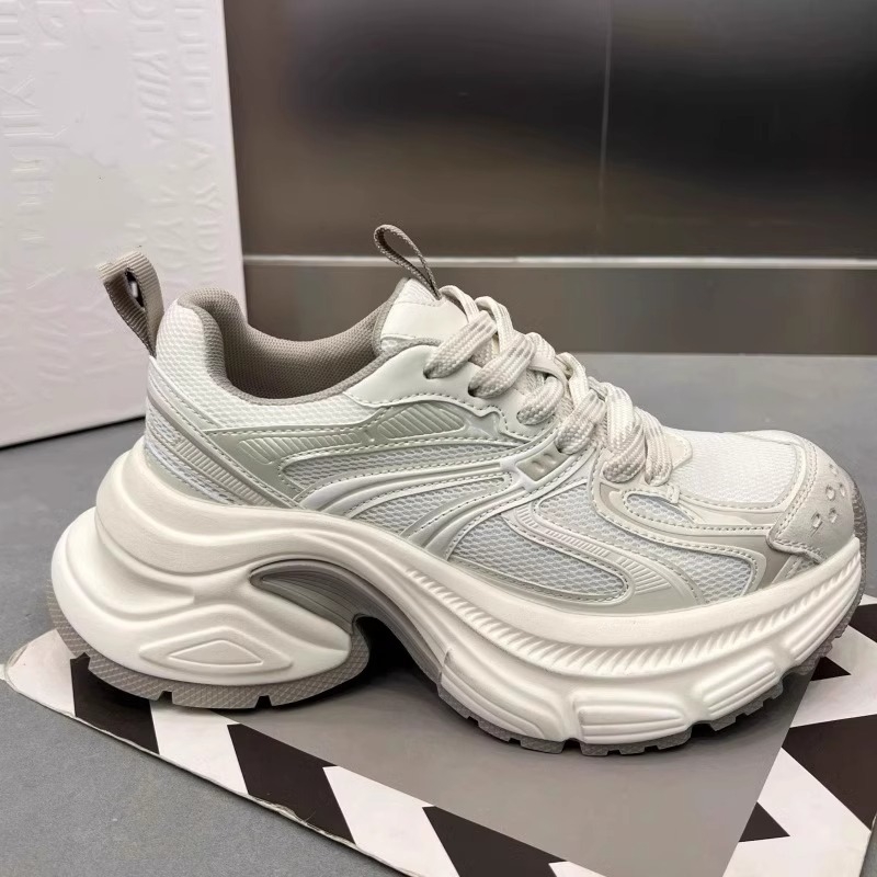 Ženske tenisice tipu dad shoes, gornji dio od kože tele i tekstila, gumeni potplat, 6–8 cm visoka peta, prednje vezanje, mrežasta podstava