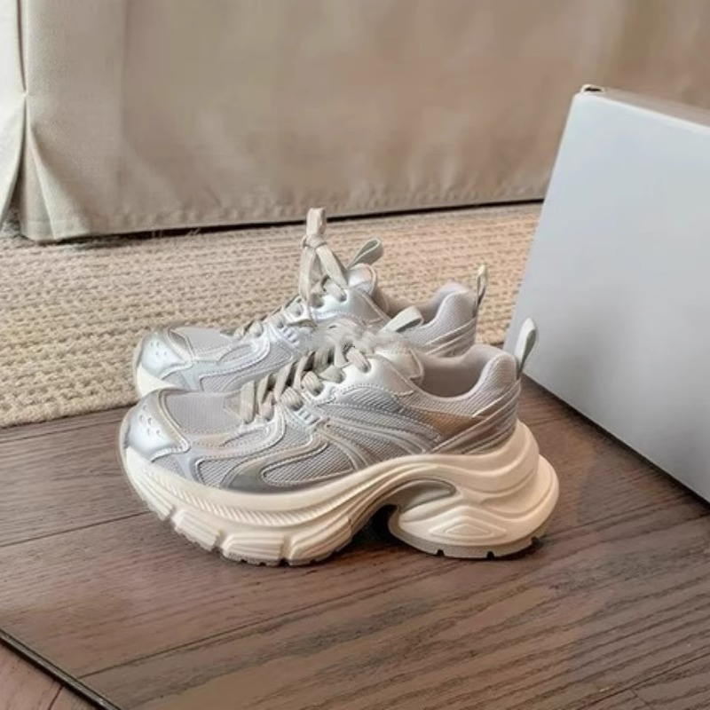 Ženske tenisice tipu dad shoes, gornji dio od kože tele i tekstila, gumeni potplat, 6–8 cm visoka peta, prednje vezanje, mrežasta podstava