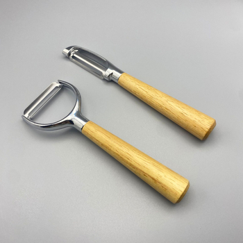 Multifunkcionális cinkötvözetből készült hántoló tölgyfa fogantyúval — hántolás, kaparó, gyümölcs- és zöldségpucoló, dinnyepucoló; logó nyomtatás; testreszabás elérhető