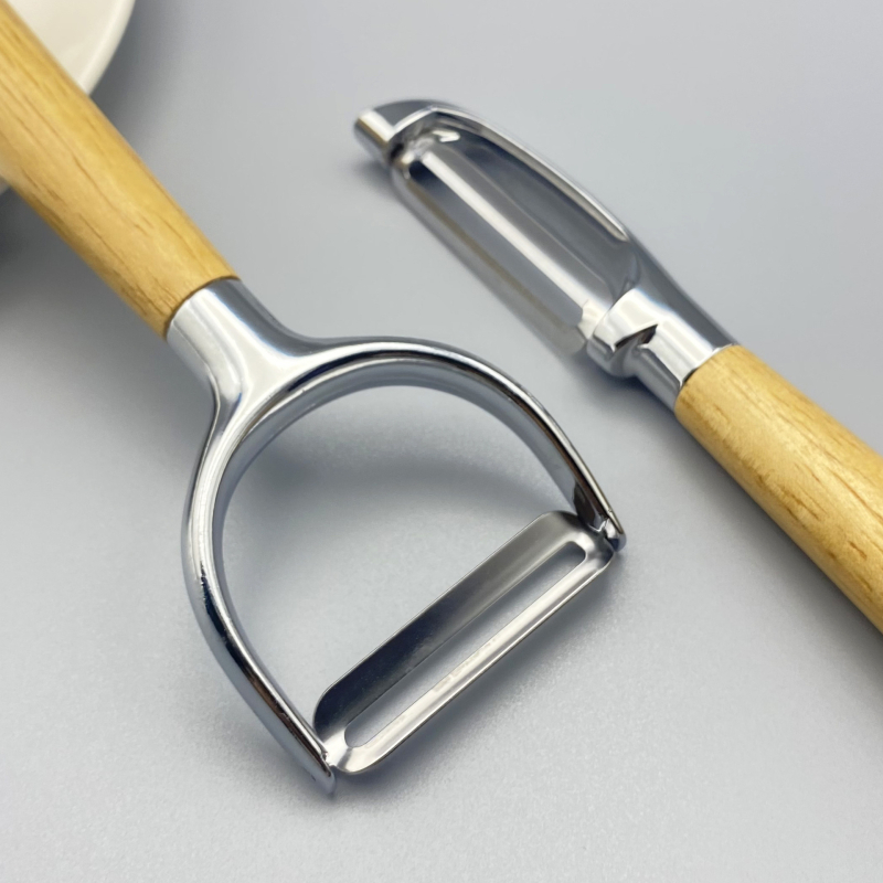 Multifunkcionális cinkötvözetből készült hántoló tölgyfa fogantyúval — hántolás, kaparó, gyümölcs- és zöldségpucoló, dinnyepucoló; logó nyomtatás; testreszabás elérhető