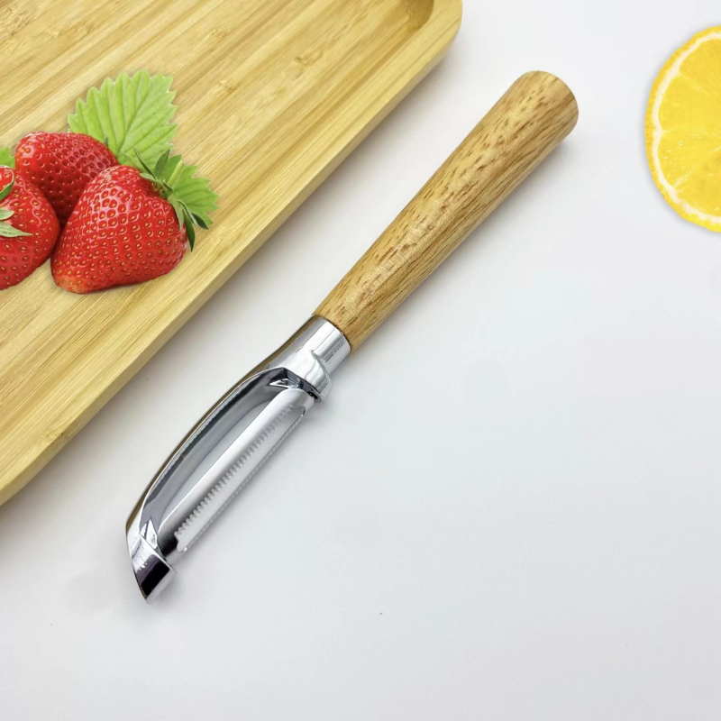 Multifunkcionális cinkötvözetből készült hántoló tölgyfa fogantyúval — hántolás, kaparó, gyümölcs- és zöldségpucoló, dinnyepucoló; logó nyomtatás; testreszabás elérhető