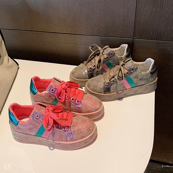 Női platform cipő kristályokkal és csillag motívummal, PU háló felsőrész, középmagas sarok 3-5 cm.