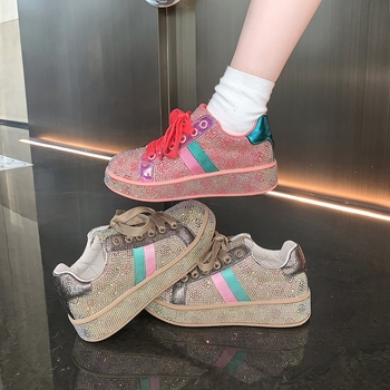 Női platform cipő kristályokkal és csillag motívummal, PU háló felsőrész, középmagas sarok 3-5 cm.