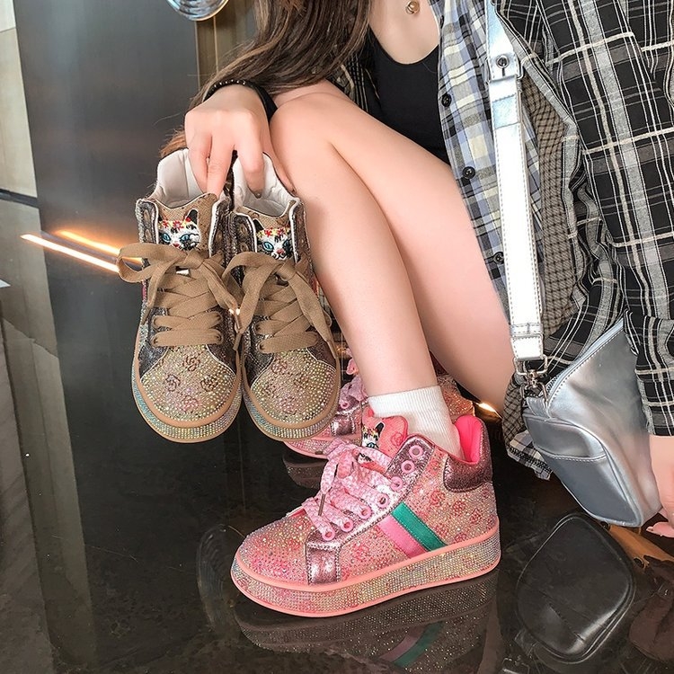 Női platform cipő kristályokkal és csillag motívummal, PU háló felsőrész, középmagas sarok 3-5 cm.