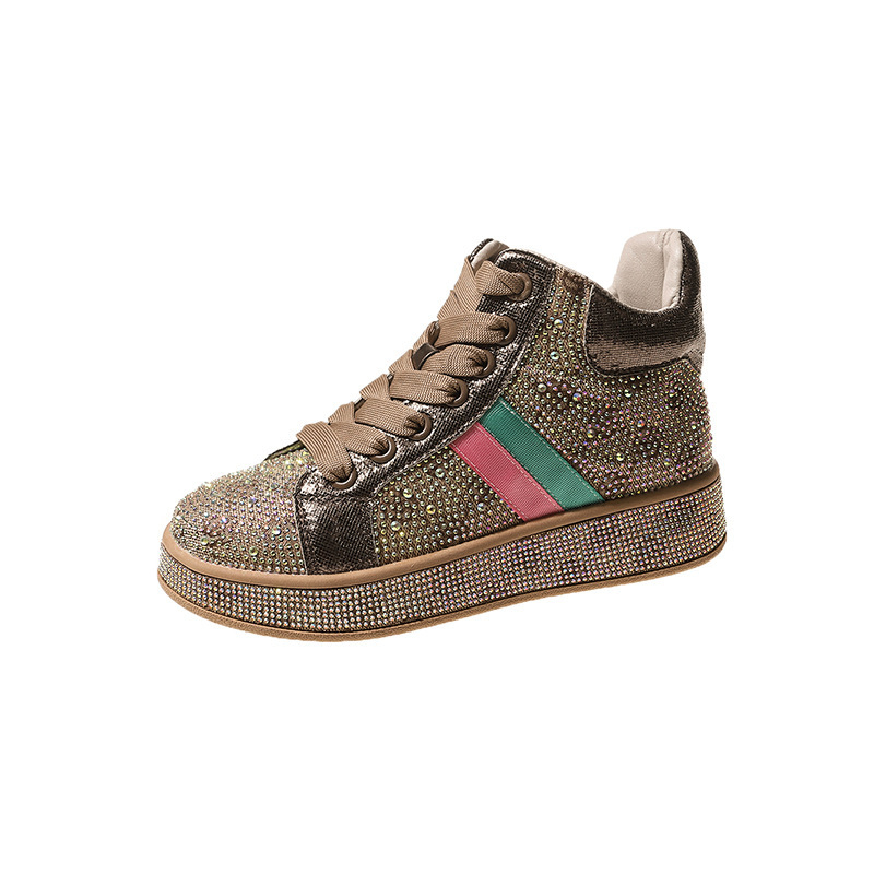 Női platform cipő kristályokkal és csillag motívummal, PU háló felsőrész, középmagas sarok 3-5 cm.