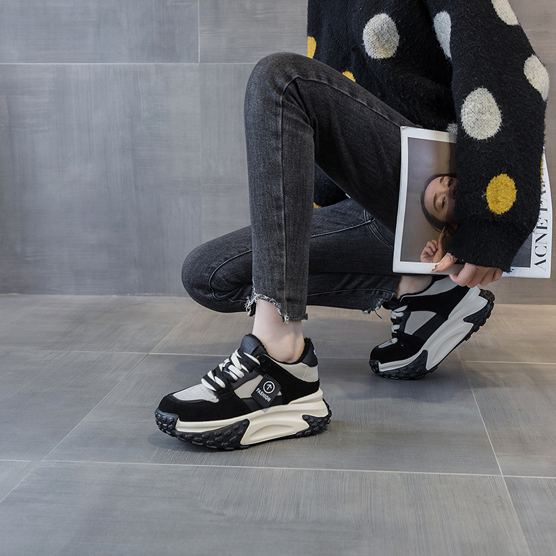 Ženske tenisice u stilu dad shoes, svakodnevni casual stil, povećavaju visinu, gornji dio od mat kože + mikrovlakna, platforma 6–8 cm, vezanje sprijeda