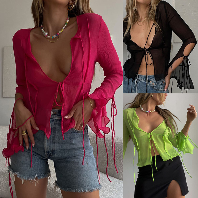 Prozračni mrežasti top s V-izrezom i prednjom vezom, dugi rukavi, uski kroj (materijal: poliester; uzorak: abstraktan; duljina: 50–65 cm; tretman: non-iron; glavni udjel: 30–50% poliester)