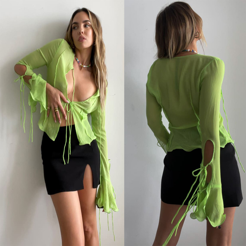 Prozračni mrežasti top s V-izrezom i prednjom vezom, dugi rukavi, uski kroj (materijal: poliester; uzorak: abstraktan; duljina: 50–65 cm; tretman: non-iron; glavni udjel: 30–50% poliester)