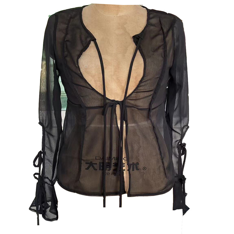 Prozračni mrežasti top s V-izrezom i prednjom vezom, dugi rukavi, uski kroj (materijal: poliester; uzorak: abstraktan; duljina: 50–65 cm; tretman: non-iron; glavni udjel: 30–50% poliester)