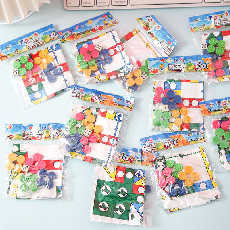 Mini letujuće šahovske set – Interaktivna obiteljska igra s slagalicom, plastični materijal, za djecu 4–6 godina, razvija inteligenciju i koordinaciju ruka-oko