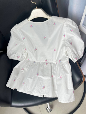 Cardigan din bumbac cu mâneci scurte, guler în V, broderie florală și nasturi