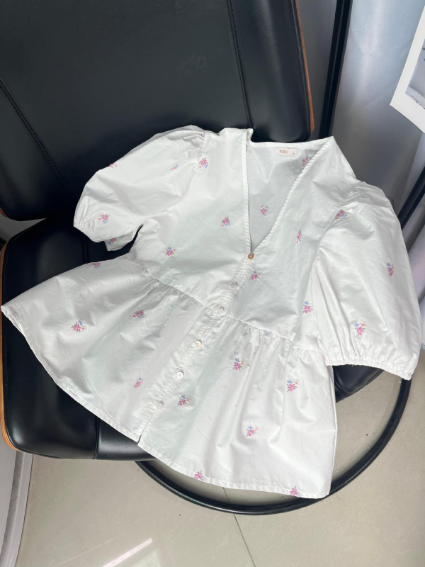 Cardigan din bumbac cu mâneci scurte, guler în V, broderie florală și nasturi