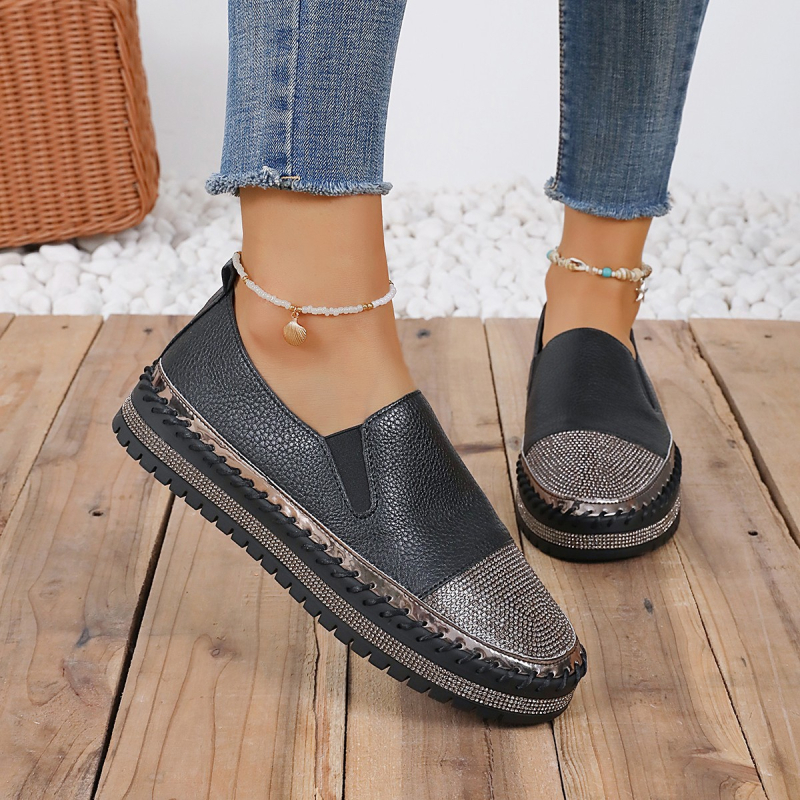 Ženske slip-on loaferice s platformom i rhinestones, okrugli vrh, gornji materijal PU, unutrašnjost tkanina, potplat PVC, niska visina gležnja, visina potplata 3–5 cm.