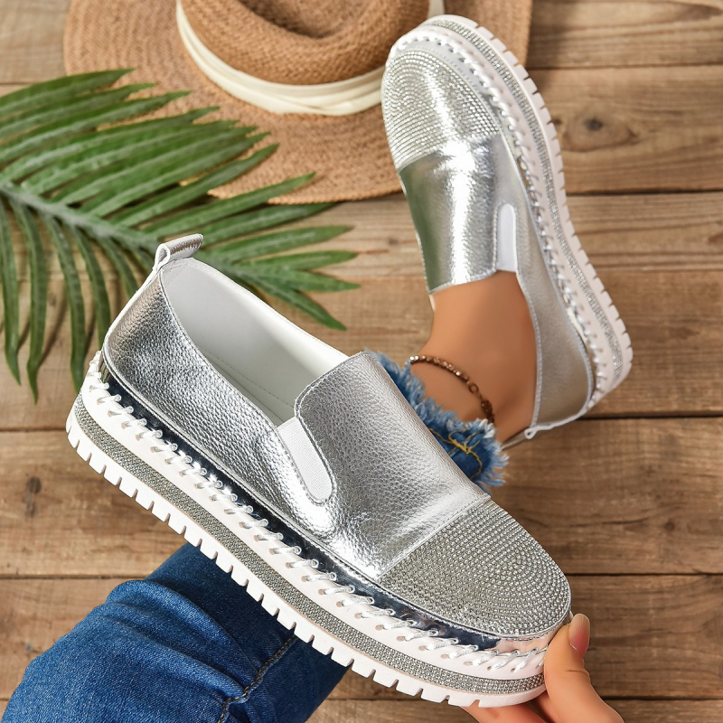 Ženske slip-on loaferice s platformom i rhinestones, okrugli vrh, gornji materijal PU, unutrašnjost tkanina, potplat PVC, niska visina gležnja, visina potplata 3–5 cm.