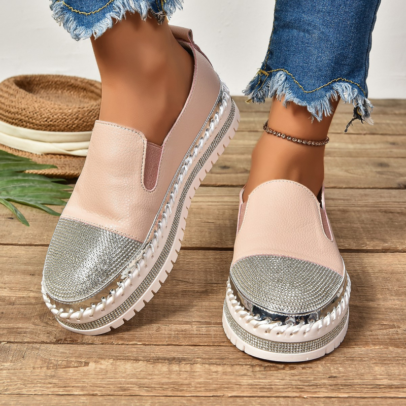 Ženske slip-on loaferice s platformom i rhinestones, okrugli vrh, gornji materijal PU, unutrašnjost tkanina, potplat PVC, niska visina gležnja, visina potplata 3–5 cm.