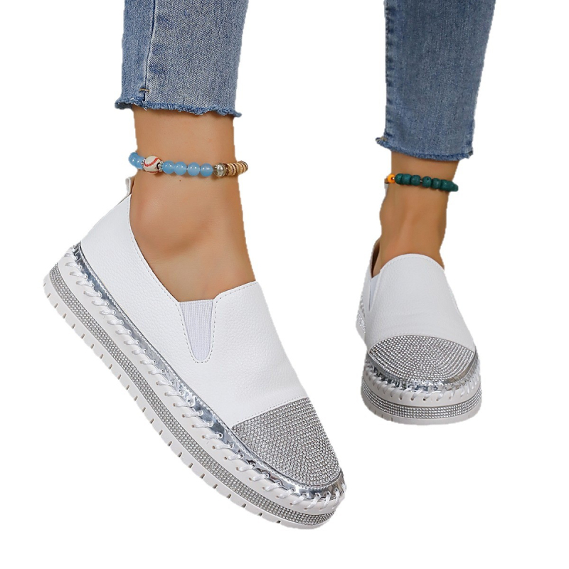 Ženske slip-on loaferice s platformom i rhinestones, okrugli vrh, gornji materijal PU, unutrašnjost tkanina, potplat PVC, niska visina gležnja, visina potplata 3–5 cm.