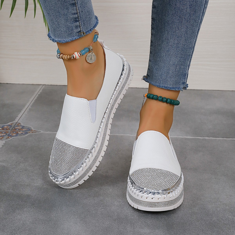Ženske slip-on loaferice s platformom i rhinestones, okrugli vrh, gornji materijal PU, unutrašnjost tkanina, potplat PVC, niska visina gležnja, visina potplata 3–5 cm.