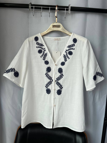 Bluza din bumbac cu broderie florală, mâneci scurte, decolteu în V, nasturi pe față