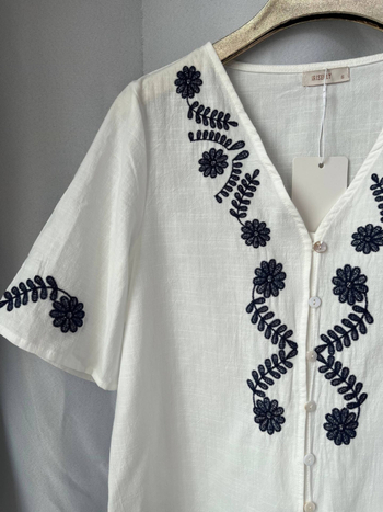 Bluza din bumbac cu broderie florală, mâneci scurte, decolteu în V, nasturi pe față