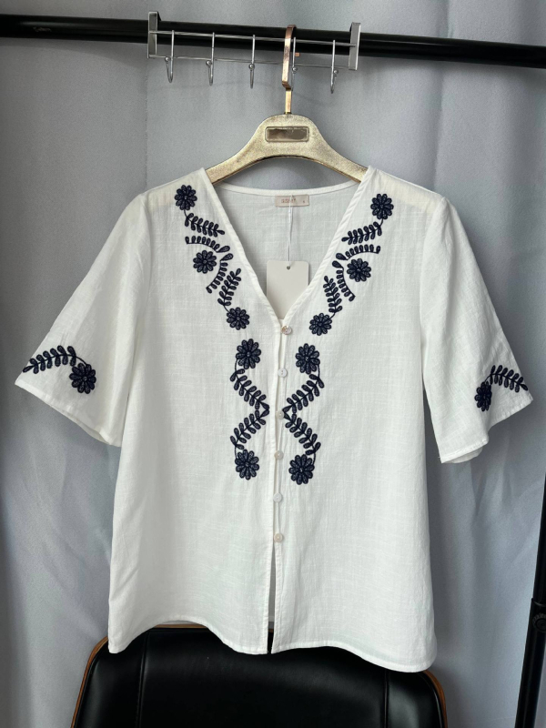 Bluza din bumbac cu broderie florală, mâneci scurte, decolteu în V, nasturi pe față