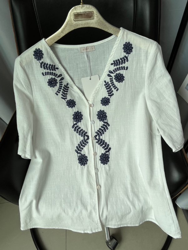 Bluza din bumbac cu broderie florală, mâneci scurte, decolteu în V, nasturi pe față