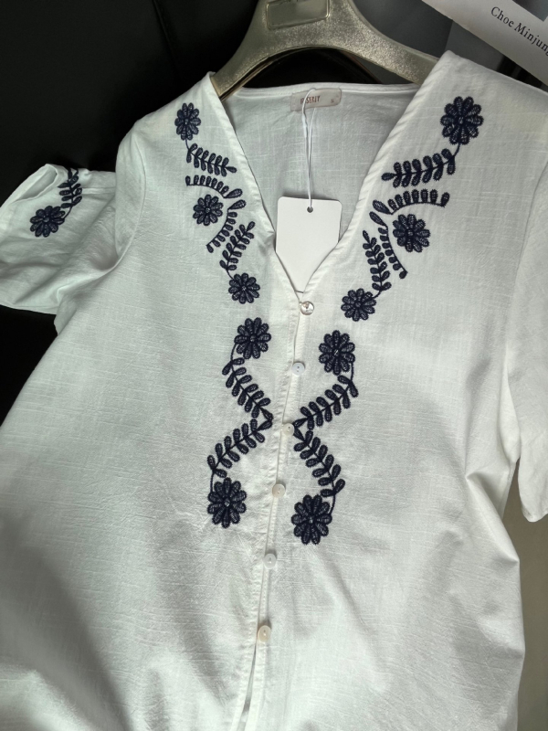 Bluza din bumbac cu broderie florală, mâneci scurte, decolteu în V, nasturi pe față
