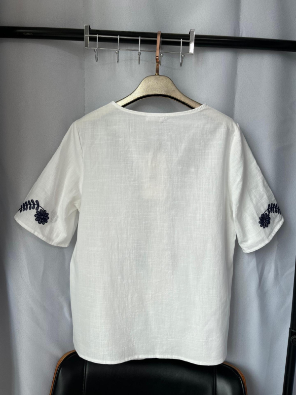 Bluza din bumbac cu broderie florală, mâneci scurte, decolteu în V, nasturi pe față