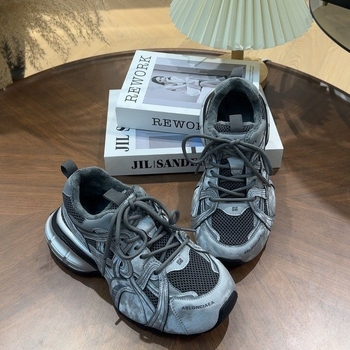 Női PU felsővel sportcipő, magasságot növelő, elülső fűzővel