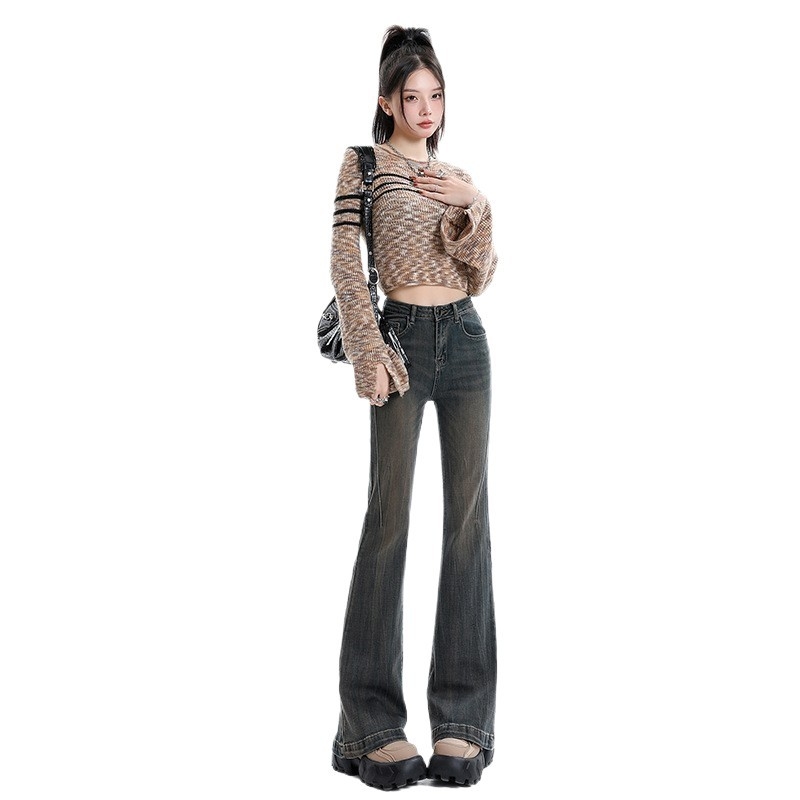 Jeansi dama vintage distressed, talie înaltă, croială flared, denim cu 70-80% bumbac și 20-30% poliester, țesătură groasă