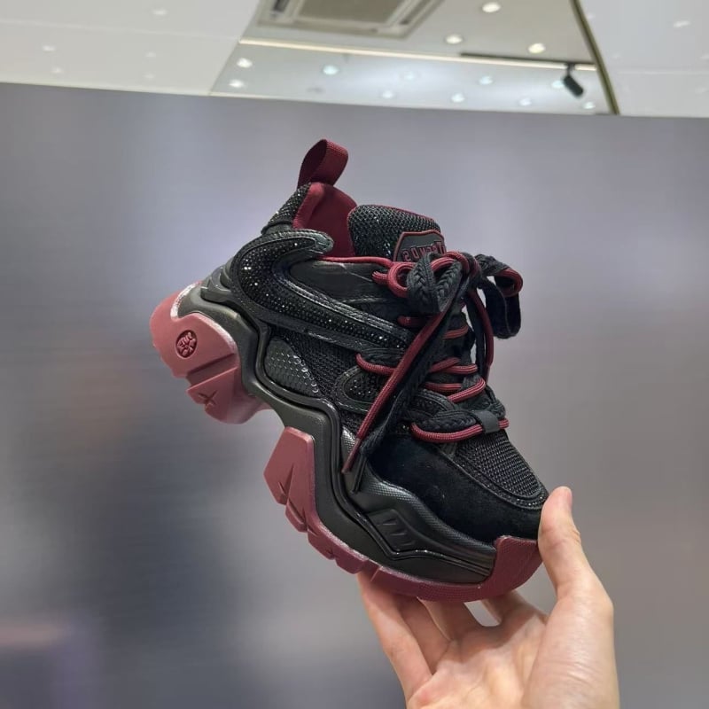 Női vastag talpú edzőcipő, textiles felsőrész, gumitalp, fűzőkkel, latex talpbetét, csúszásgátló, tartós