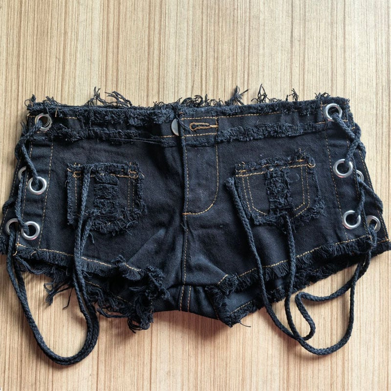 Traper šort s bočnim prorezom i vezanjem kroz metalne očiće, niski struk, kapri dužina, uski kroj