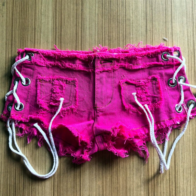 Traper šort s bočnim prorezom i vezanjem kroz metalne očiće, niski struk, kapri dužina, uski kroj