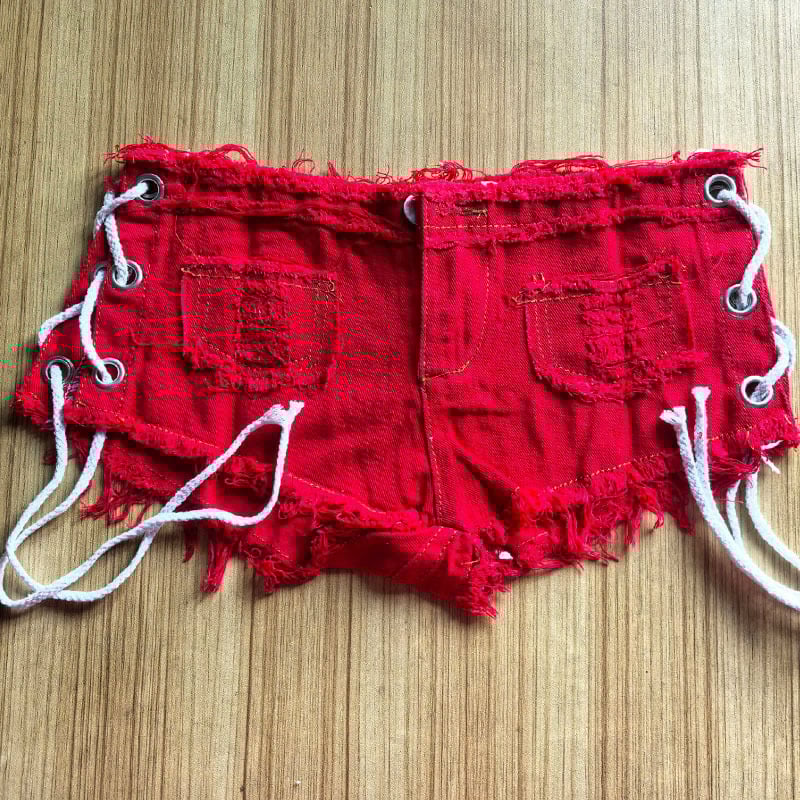 Traper šort s bočnim prorezom i vezanjem kroz metalne očiće, niski struk, kapri dužina, uski kroj