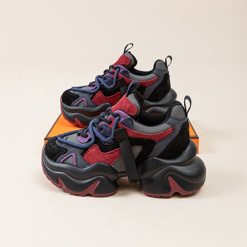 Ženske tenisice od prave kože, stil dad sneakers, s fleksi unutrašnjom, vezivanje, klinasti pet 3–5 cm, okrugli vrh, jednobojni dizajn