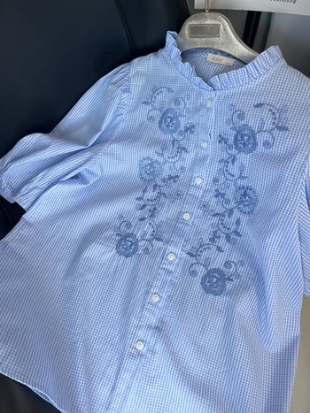 Cămașă din bumbac cu model în carouri și broderie florală, mânecă scurtă, nasturi pe față, croială lejeră