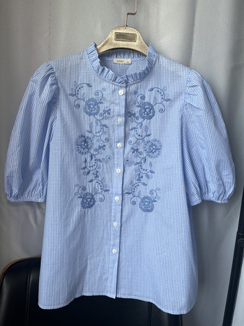 Cămașă din bumbac cu model în carouri și broderie florală, mânecă scurtă, nasturi pe față, croială lejeră