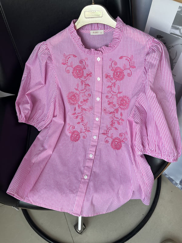 Cămașă din bumbac cu model în carouri și broderie florală, mânecă scurtă, nasturi pe față, croială lejeră