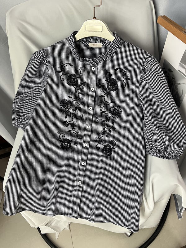 Cămașă din bumbac cu model în carouri și broderie florală, mânecă scurtă, nasturi pe față, croială lejeră
