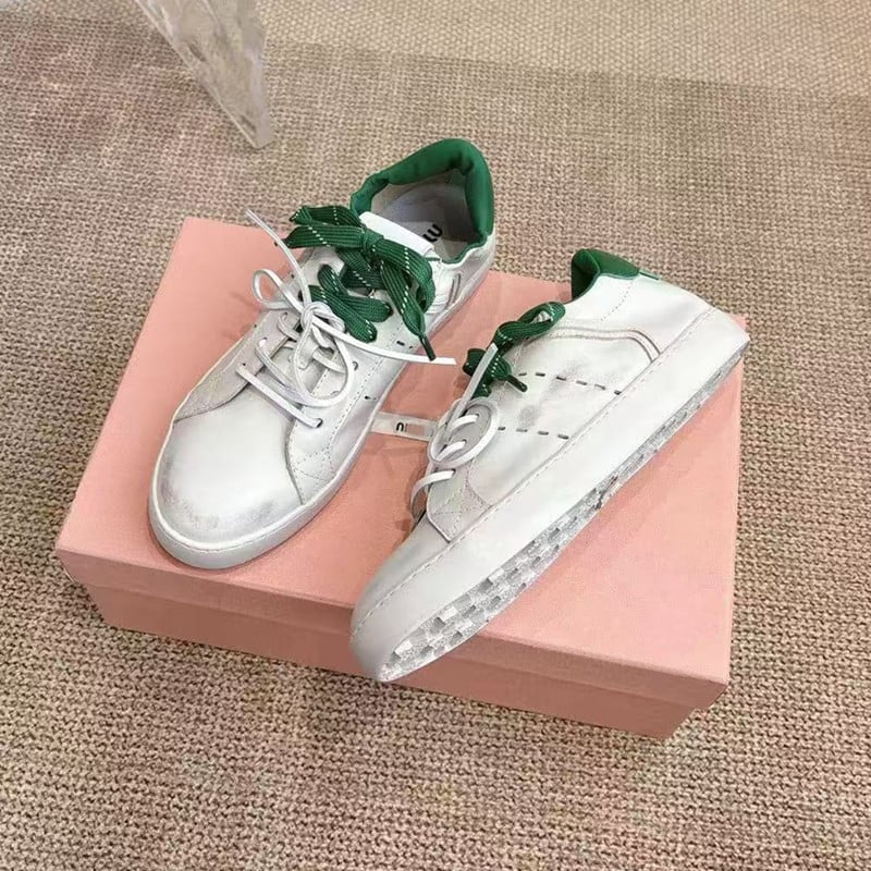 Női sneaker M betű logóval, retro kopott valódi bőr - alacsony felső rész, fűzők