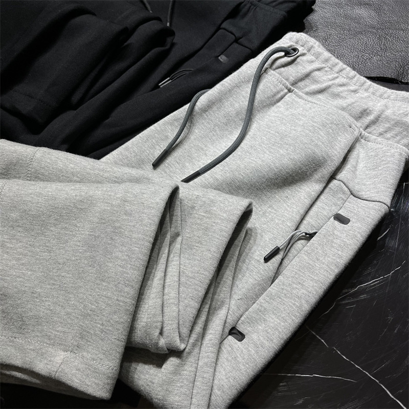 Muške casual sportske hlače s užim krojem (tapered), srednji porast, zatvaranje šnrom, pamuk-mješavina tkanine (86,4% pamuk), više džepova, prozračne i strojno perive