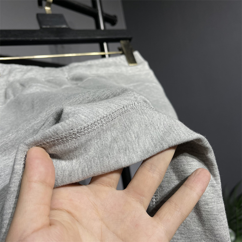 Muške casual sportske hlače s užim krojem (tapered), srednji porast, zatvaranje šnrom, pamuk-mješavina tkanine (86,4% pamuk), više džepova, prozračne i strojno perive