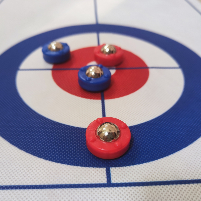 Mini stolni bowling – tri u jedan interaktivna igra za unutarnje igranje uz roditelje i djecu; Materijal: plastika; Pakiranje: šarena kutija; Dobna skupina: 4–6, 7–14, 15–35 godina; Razvija logičko razmišljanje i koordinaciju.
