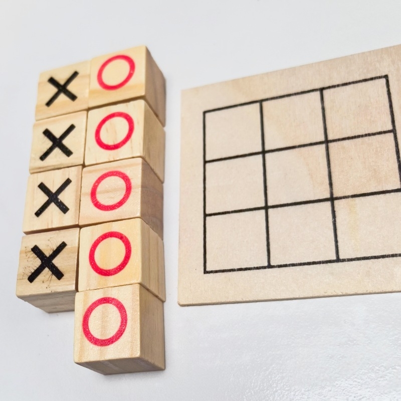 Drveni multifunkcionalni set ploče za dvije osobe s dizajnom logotipa: Ludo i Tic-Tac-Toe