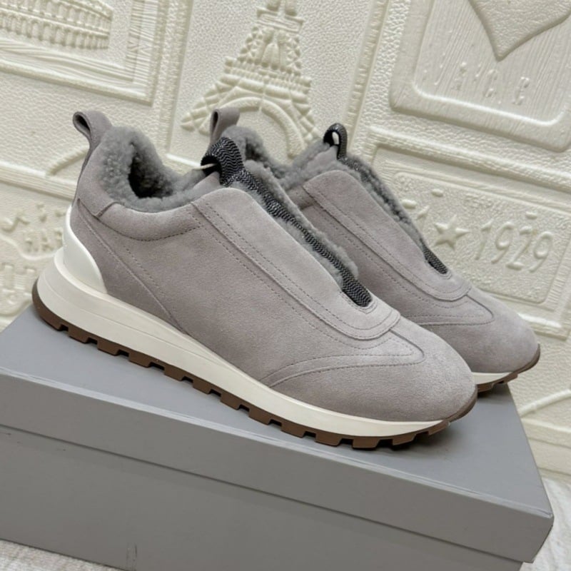 Γυναικείες χειμερινές αθλητικές casual παπούτσια με επάνω μέρος από σουέ και επένδυση από μαλλί, λεπτομέρεια με αλυσίδα με χάντρες, στρογγυλή μύτη, slip-on με σόλα καουτσούκ για απορρόφηση κραδασμών