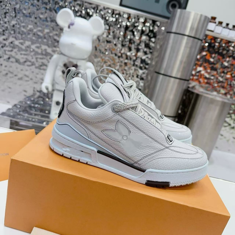 Unisex tenisice za svakodnevnu upotrebu s debelom potplatom, Forrest Gump inspiriran dizajn; gornji dio od kravljeg kože; podstava od velur kravljeg; potplat od gume-plastične pjene; vezanje šnurkama; niski profil