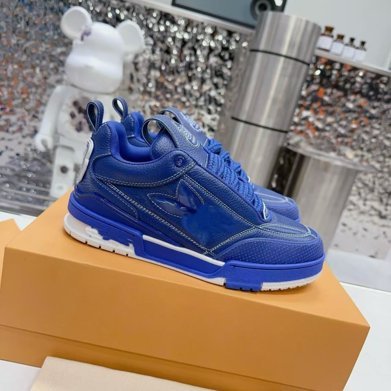 Unisex tenisice za svakodnevnu upotrebu s debelom potplatom, Forrest Gump inspiriran dizajn; gornji dio od kravljeg kože; podstava od velur kravljeg; potplat od gume-plastične pjene; vezanje šnurkama; niski profil