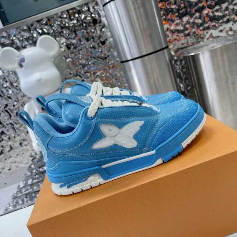 Unisex tenisice za svakodnevnu upotrebu s debelom potplatom, Forrest Gump inspiriran dizajn; gornji dio od kravljeg kože; podstava od velur kravljeg; potplat od gume-plastične pjene; vezanje šnurkama; niski profil